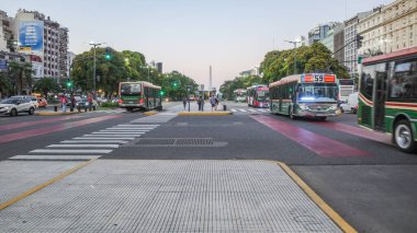 Buenos Aires, Arjantin - 22 Kasım 2024: 9 de Julio Avenue 'den Obelisco de Buenos Aires manzarası