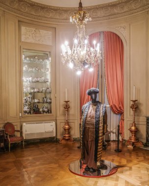 Buenos Aires, Arjantin - 21 Kasım 2024: Ulusal Dekoratif Sanatlar Müzesi 'nde sergiler