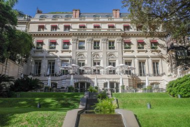 Buenos Aires, Arjantin - 20 Kasım 2024: Recoleta 'daki Park Hyatt Palacio Duhau Oteli' nin mimarisi ve bahçesi