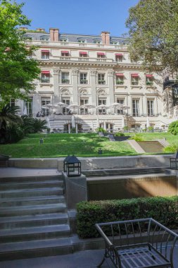 Buenos Aires, Arjantin - 20 Kasım 2024: Recoleta 'daki Park Hyatt Palacio Duhau Oteli' nin mimarisi ve bahçesi