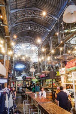 Buenos Aires, Arjantin - 22 Kasım 2024: San Telmo 'daki gıda tezgahları piyasayı kapsıyordu