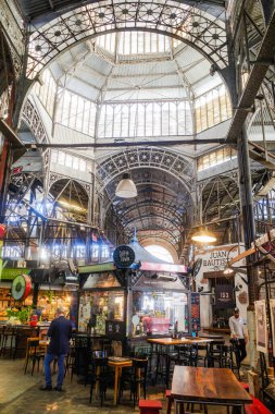 Buenos Aires, Arjantin - 22 Kasım 2024: San Telmo 'daki gıda tezgahları piyasayı kapsıyordu