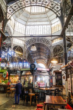 Buenos Aires, Arjantin - 22 Kasım 2024: San Telmo 'daki gıda tezgahları piyasayı kapsıyordu