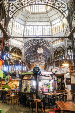 Buenos Aires, Arjantin - 22 Kasım 2024: San Telmo 'daki gıda tezgahları piyasayı kapsıyordu