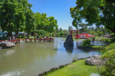 Buenos Aires, Arjantin - 20 Kasım 2024: Palermo, Buenos Aires 'teki Jardin Japonya bahçelerinde bahar mevsimi