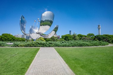 Buenos Aires, Arjantin - 20 Kasım 2024: Birleşmiş Milletler Parkı 'nda Floralis Generica heykeli, Buenos Aires
