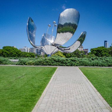 Buenos Aires, Arjantin - 20 Kasım 2024: Birleşmiş Milletler Parkı 'nda Floralis Generica heykeli, Buenos Aires