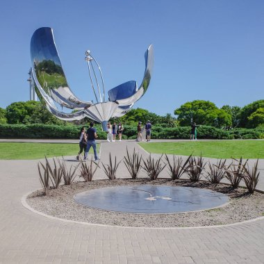 Buenos Aires, Arjantin - 20 Kasım 2024: Birleşmiş Milletler Parkı 'nda Floralis Generica heykeli, Buenos Aires