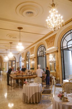 Buenos Aires, Arjantin - 19 Kasım 2024: Buenos Aires 'in tarihi Alvear Palace Oteli' nin halka açık alanları