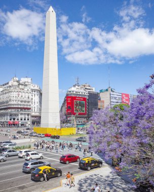 Buenos Aires, Arjantin - 18 Kasım 2024: Obelisco ve Avenida 9 de Julio 'nun bahar manzarası