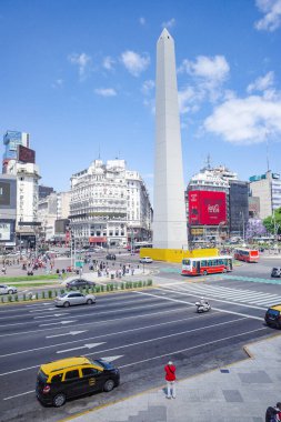 Buenos Aires, Arjantin - 18 Kasım 2024: Obelisco ve Avenida 9 de Julio 'nun bahar manzarası