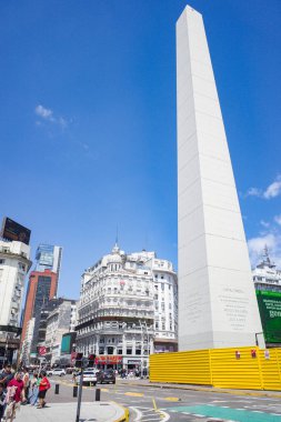 Buenos Aires, Arjantin - 18 Kasım 2024: Obelisco ve Avenida 9 de Julio 'nun bahar manzarası