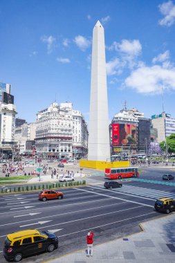 Buenos Aires, Arjantin - 18 Kasım 2024: Obelisco ve Avenida 9 de Julio 'nun bahar manzarası