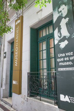 Buenos Aires, Arjantin - 18 Kasım 2024: Casa Carlos Gardel Müzesi, dünyaca ünlü tango şarkıcısına ithaf edilmiştir.