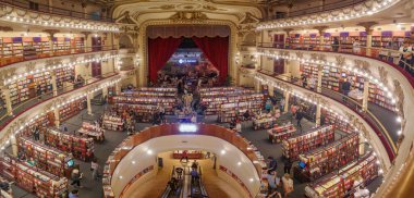 Buenos Aires, Arjantin - 18 Kasım 2024: Eski bir tiyatroda El Athe Grand Splendid Book Store