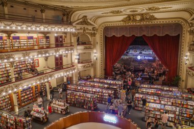 Buenos Aires, Arjantin - 18 Kasım 2024: Eski bir tiyatroda El Athe Grand Splendid Book Store