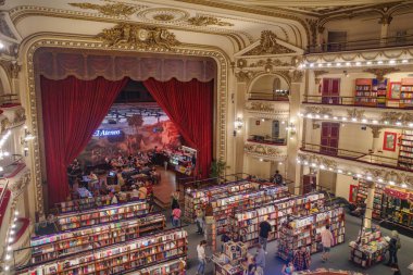 Buenos Aires, Arjantin - 18 Kasım 2024: Eski bir tiyatroda El Athe Grand Splendid Book Store