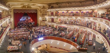 Buenos Aires, Arjantin - 18 Kasım 2024: Eski bir tiyatroda El Athe Grand Splendid Book Store