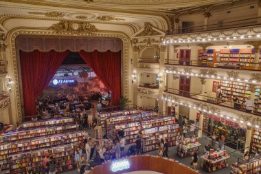 Buenos Aires, Arjantin - 18 Kasım 2024: Eski bir tiyatroda El Athe Grand Splendid Book Store