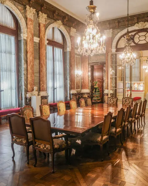 Buenos Aires, Arjantin - 21 Kasım 2024: Ulusal Dekoratif Sanatlar Müzesi 'nde sergiler