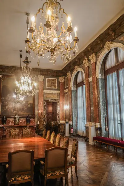 Buenos Aires, Arjantin - 21 Kasım 2024: Ulusal Dekoratif Sanatlar Müzesi 'nde sergiler