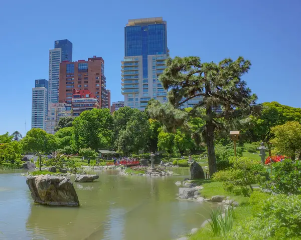 Buenos Aires, Arjantin - 20 Kasım 2024: Palermo, Buenos Aires 'teki Jardin Japonya bahçelerinde bahar mevsimi