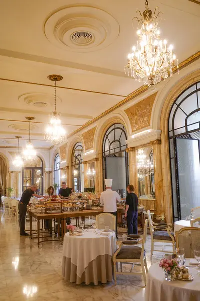 Buenos Aires, Arjantin - 19 Kasım 2024: Buenos Aires 'in tarihi Alvear Palace Oteli' nin halka açık alanları