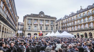 San Sebastian, İspanya - 21 Aralık 2024: Santo Tomas festivali sırasında Plaza de la Constitucion 'da kalabalık, Donostia San Sebastian, Bask Ülkesi