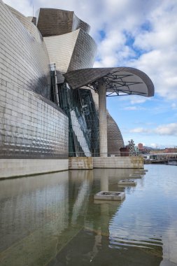 Bilbao, İspanya - 16 Aralık 2024: Bilbao, İspanya 'daki Guggenheim Müzesi' nin dışı