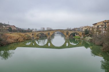 Puente la Reina, İspanya - 29 Aralık 2024: Puente La Reina 'da ortaçağ köprüsü, Navarre, İspanya