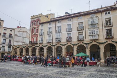 Logrono, İspanya - 29 Aralık 2024: Pazar bit pazarı Plaza del Mercado, Logrono, La Rioja