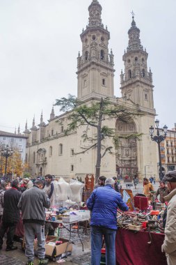 Logrono, İspanya - 29 Aralık 2024: Pazar bit pazarı Plaza del Mercado, Logrono, La Rioja