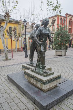 Logrono, İspanya - 29 Aralık 2024: Camino de Santiago, Logrono, La Rioja 'daki hacılar anıtı