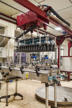 Elciego, İspanya - 28 Aralık 2024: Marque de Riscal şaraphanesinde endüstriyel şarap şişeleme makinesi, Rioja Alavesa