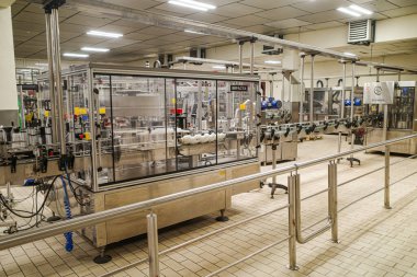 Elciego, İspanya - 28 Aralık 2024: Marque de Riscal şaraphanesinde endüstriyel şarap şişeleme makinesi, Rioja Alavesa