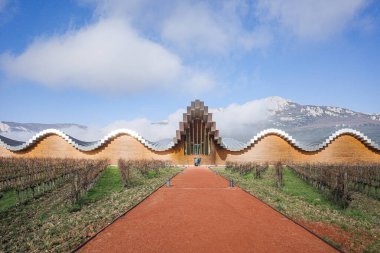 Laguardia, İspanya - 28 Aralık 2024: Bodegas Ysios Şaraphanesi, mimar Santiago Calatrava tarafından tasarlandı. Rioja Alavesa, İspanya