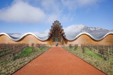 Laguardia, İspanya - 28 Aralık 2024: Bodegas Ysios Şaraphanesi, mimar Santiago Calatrava tarafından tasarlandı. Rioja Alavesa, İspanya
