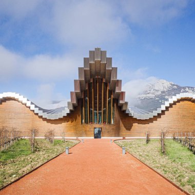 Laguardia, İspanya - 28 Aralık 2024: Bodegas Ysios Şaraphanesi, mimar Santiago Calatrava tarafından tasarlandı. Rioja Alavesa, İspanya