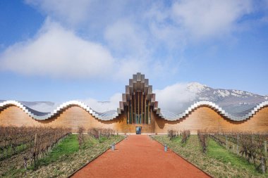 Laguardia, İspanya - 28 Aralık 2024: Bodegas Ysios Şaraphanesi, mimar Santiago Calatrava tarafından tasarlandı. Rioja Alavesa, İspanya