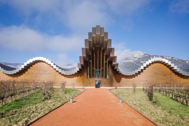Laguardia, İspanya - 28 Aralık 2024: Bodegas Ysios Şaraphanesi, mimar Santiago Calatrava tarafından tasarlandı. Rioja Alavesa, İspanya