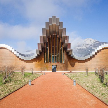 Laguardia, İspanya - 28 Aralık 2024: Bodegas Ysios Şaraphanesi, mimar Santiago Calatrava tarafından tasarlandı. Rioja Alavesa, İspanya