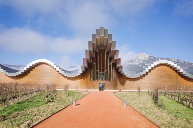 Laguardia, İspanya - 28 Aralık 2024: Bodegas Ysios Şaraphanesi, mimar Santiago Calatrava tarafından tasarlandı. Rioja Alavesa, İspanya