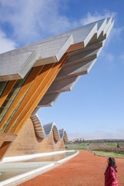 Laguardia, İspanya - 28 Aralık 2024: Bodegas Ysios Şaraphanesi, mimar Santiago Calatrava tarafından tasarlandı. Rioja Alavesa, İspanya