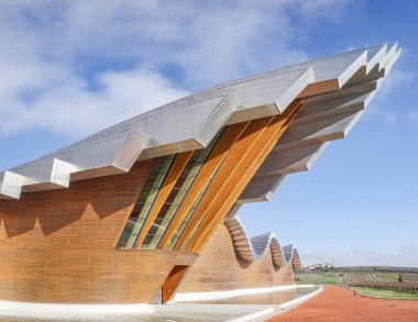 Laguardia, İspanya - 28 Aralık 2024: Bodegas Ysios Şaraphanesi, mimar Santiago Calatrava tarafından tasarlandı. Rioja Alavesa, İspanya