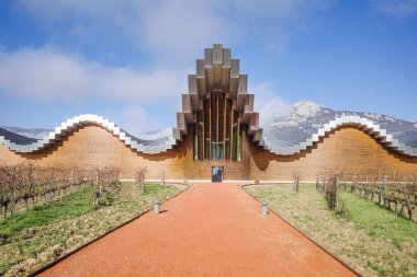 Laguardia, İspanya - 28 Aralık 2024: Bodegas Ysios Şaraphanesi, mimar Santiago Calatrava tarafından tasarlandı. Rioja Alavesa, İspanya