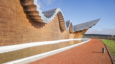 Laguardia, İspanya - 28 Aralık 2024: Bodegas Ysios Şaraphanesi, mimar Santiago Calatrava tarafından tasarlandı. Rioja Alavesa, İspanya