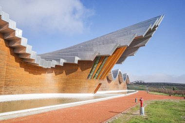 Laguardia, İspanya - 28 Aralık 2024: Bodegas Ysios Şaraphanesi, mimar Santiago Calatrava tarafından tasarlandı. Rioja Alavesa, İspanya