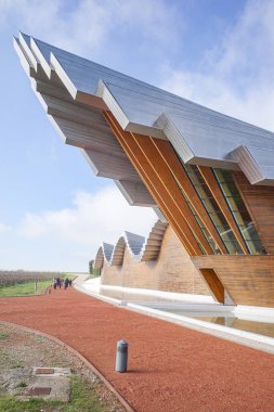 Laguardia, İspanya - 28 Aralık 2024: Bodegas Ysios Şaraphanesi, mimar Santiago Calatrava tarafından tasarlandı. Rioja Alavesa, İspanya