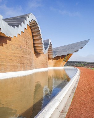 Laguardia, İspanya - 28 Aralık 2024: Bodegas Ysios Şaraphanesi, mimar Santiago Calatrava tarafından tasarlandı. Rioja Alavesa, İspanya