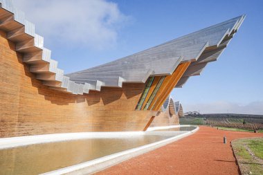 Laguardia, İspanya - 28 Aralık 2024: Bodegas Ysios Şaraphanesi, mimar Santiago Calatrava tarafından tasarlandı. Rioja Alavesa, İspanya